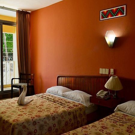 Hotel Palenque Bagian luar foto